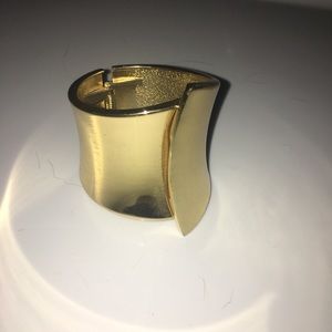 GOLD ARM CUFF.
